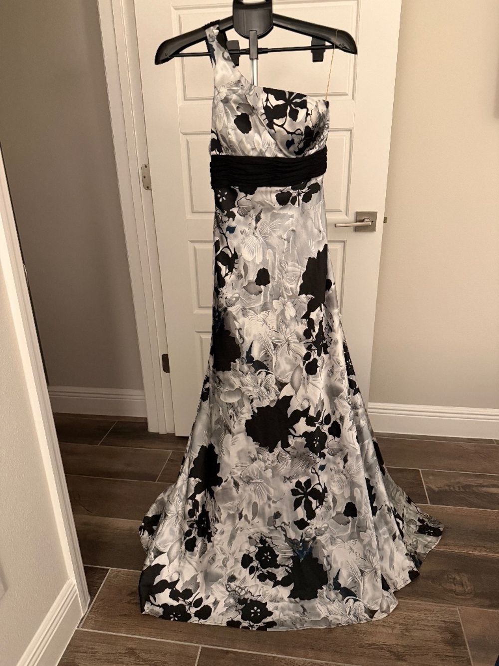 Cinderella Black and WhiteOne-Shoulder Floral Gown